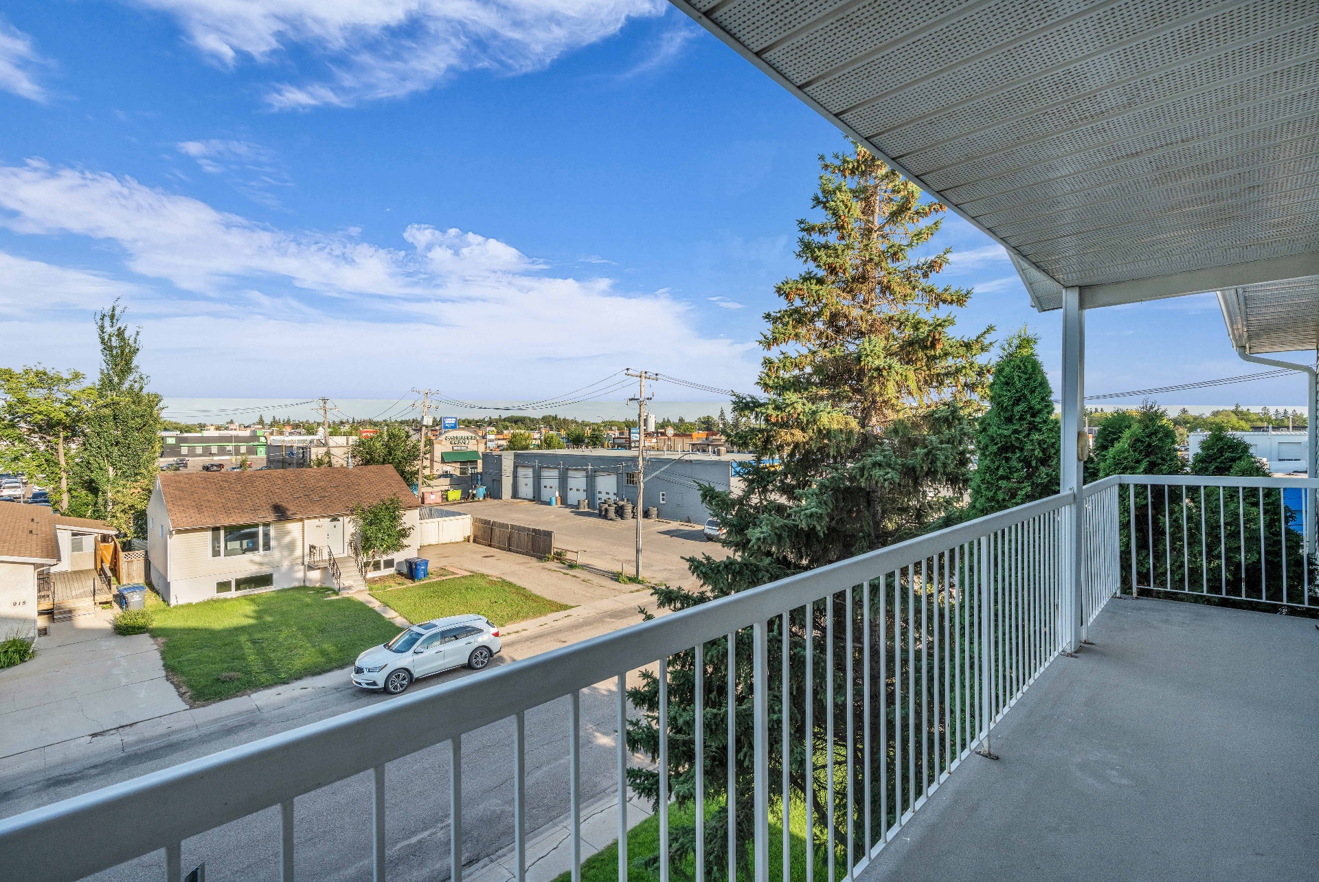 8街Superstore两房电梯公寓出售,带地下车库——林与唐地产 - 8